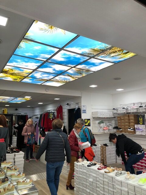 Installation deux plafonds lumineux sur mesure, l’un composé de 15 dalles LED, l’autre de 6 dalles supplémentaires pour compléter l’agencement de la boutique- Décoration Plafond Lumineux