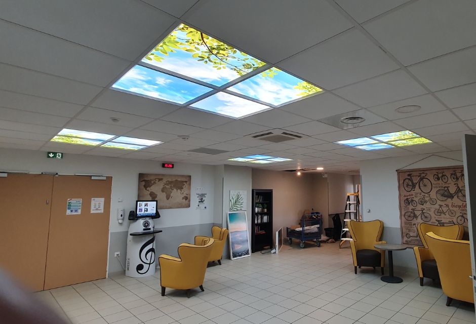 Dalle LED Ciel à l’EHPAD – Transformer un Hall Sombre en Espace Lumineux