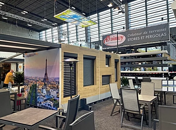 Luminaire LED Suspendu - Stand à la Foire de Paris 5 Lightmann a transformé un stand à la Foire de Paris avec un luminaire LED suspendu, créant une expérience visuelle immersive et captivante.