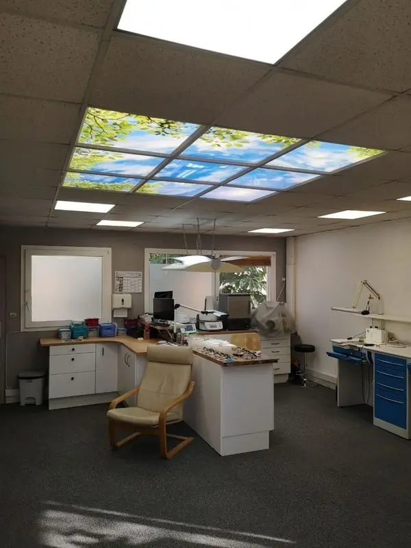 installation d’un faux plafond ciel nuage composé de 9 dalles LED de format 60x60 cm